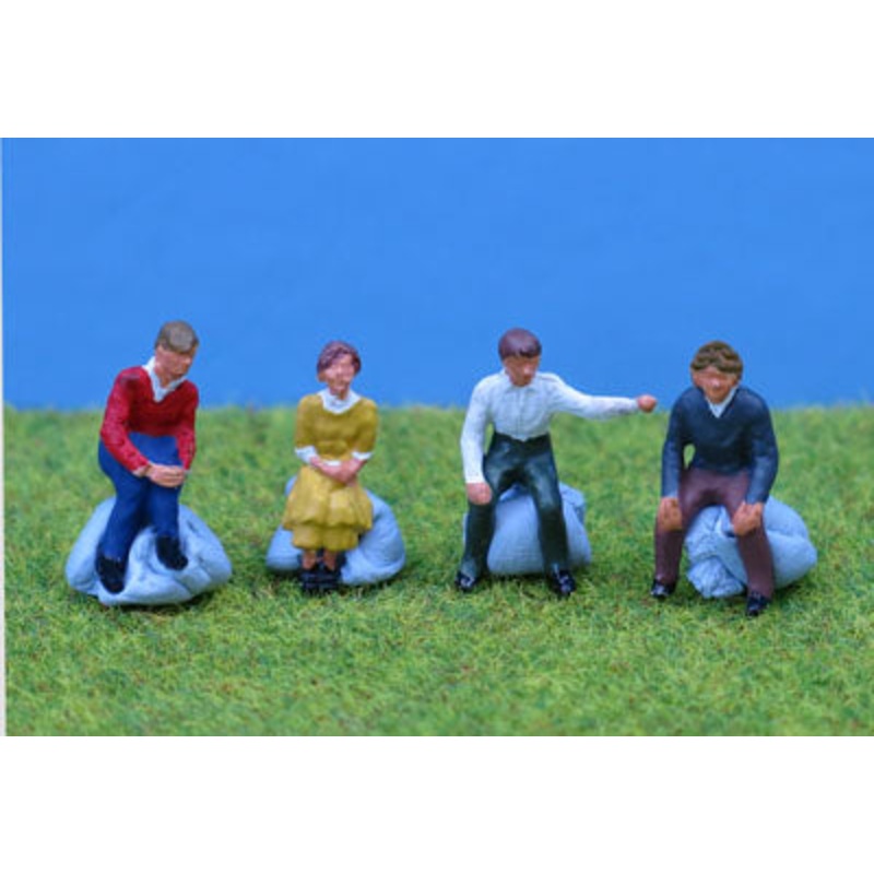PD MARSH OO GAUGE PAINTED SITTING PEOPLE
