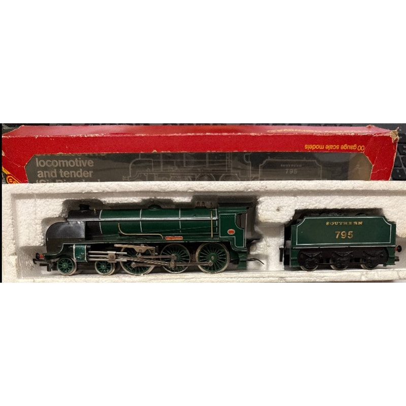 Hornby R154-9300 Southern Railway OO Class N15 Loco & Tender- Sir Dinadan – PRE OWNED